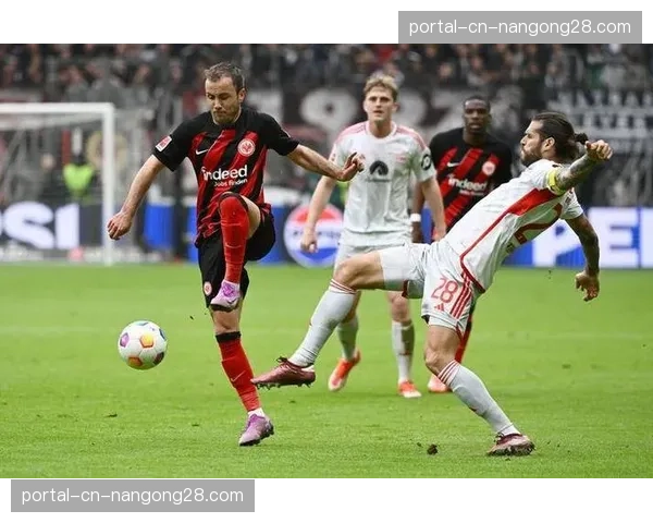 天气与场地预报：莱茵能源球场草皮状况良好，利于法兰克福实施高强度前场逼抢